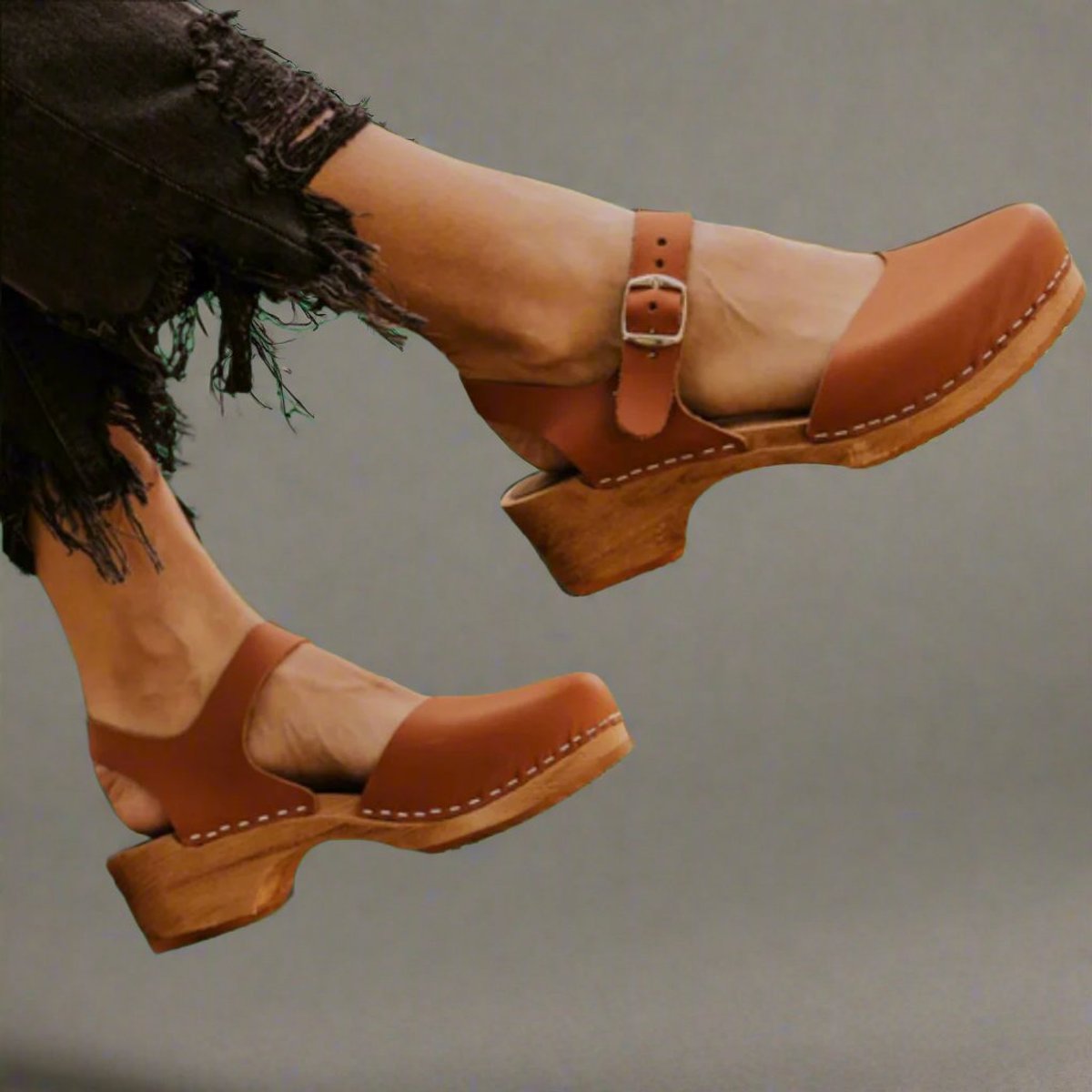 Women's Comfortable Sandals Closed-Toe Leather Ankle-Strap Platform Clogs - Brown