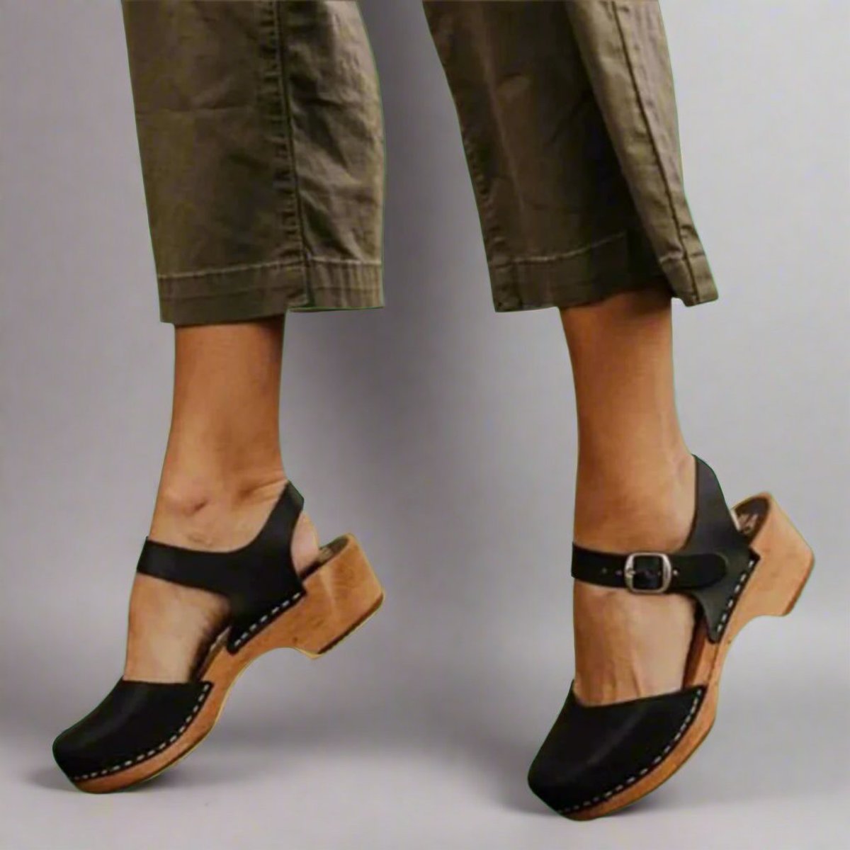 Women's Comfortable Sandals Closed-Toe Leather Ankle-Strap Platform Clogs - Black