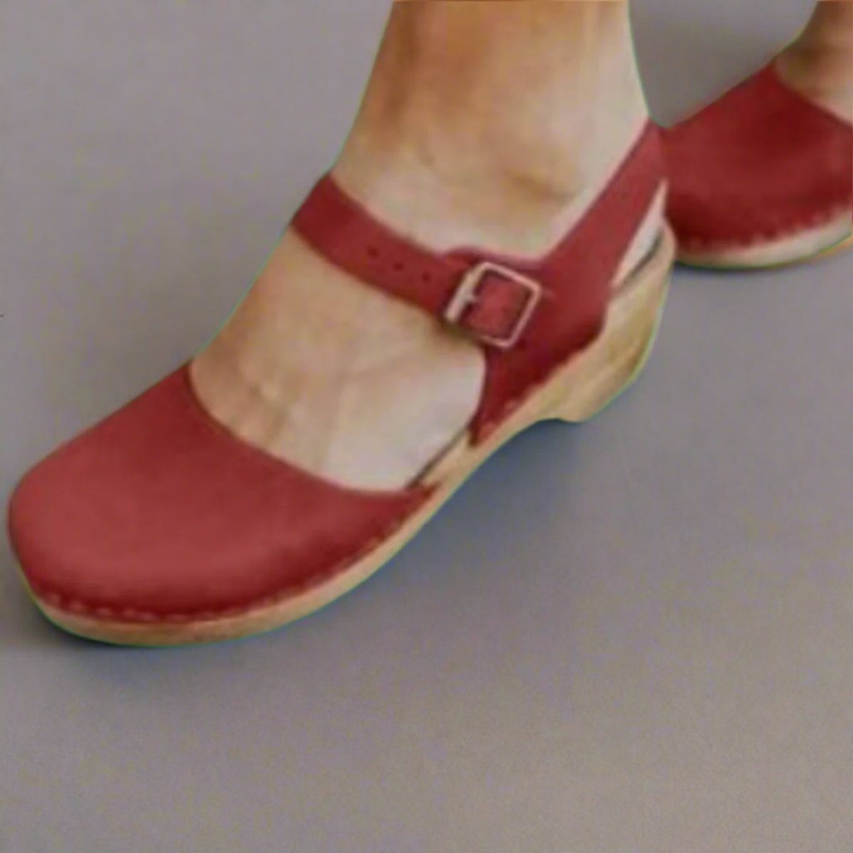 Women's Comfortable Sandals Closed-Toe Leather Ankle-Strap Platform Clogs - Red