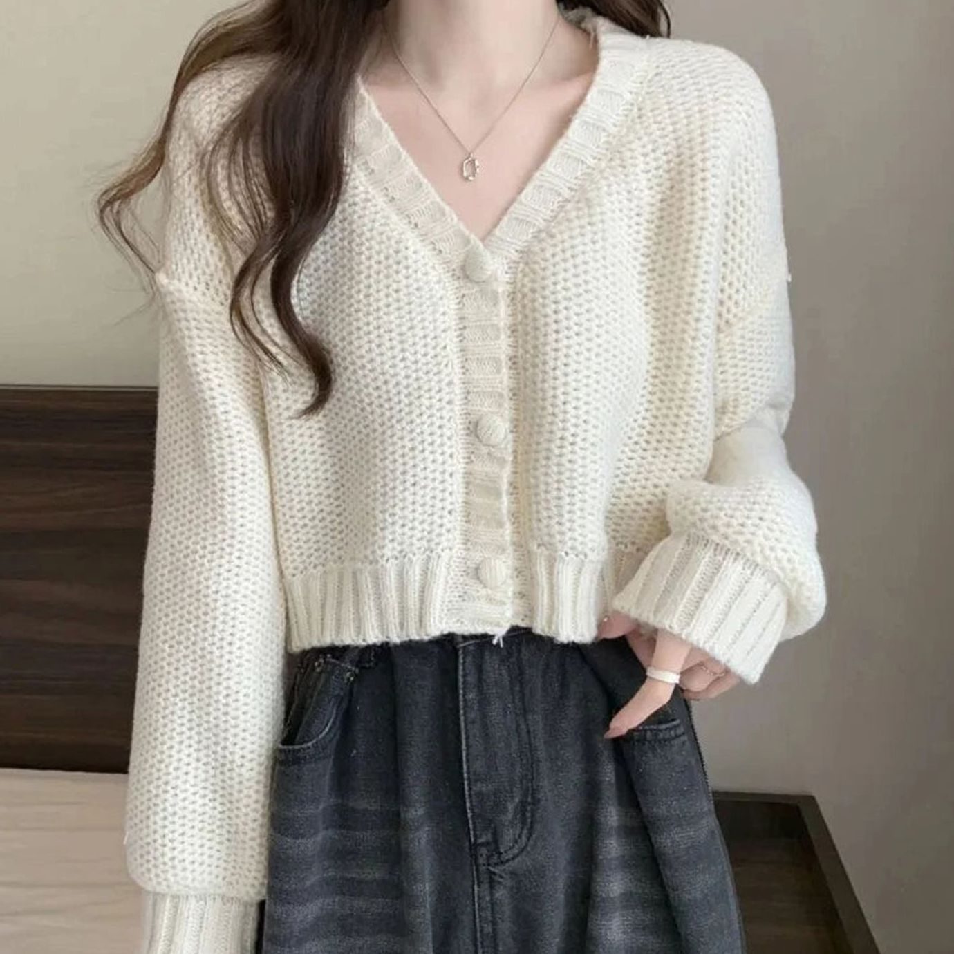 Women's Fitted V-Neck Cropped Cardigan Button Front - White