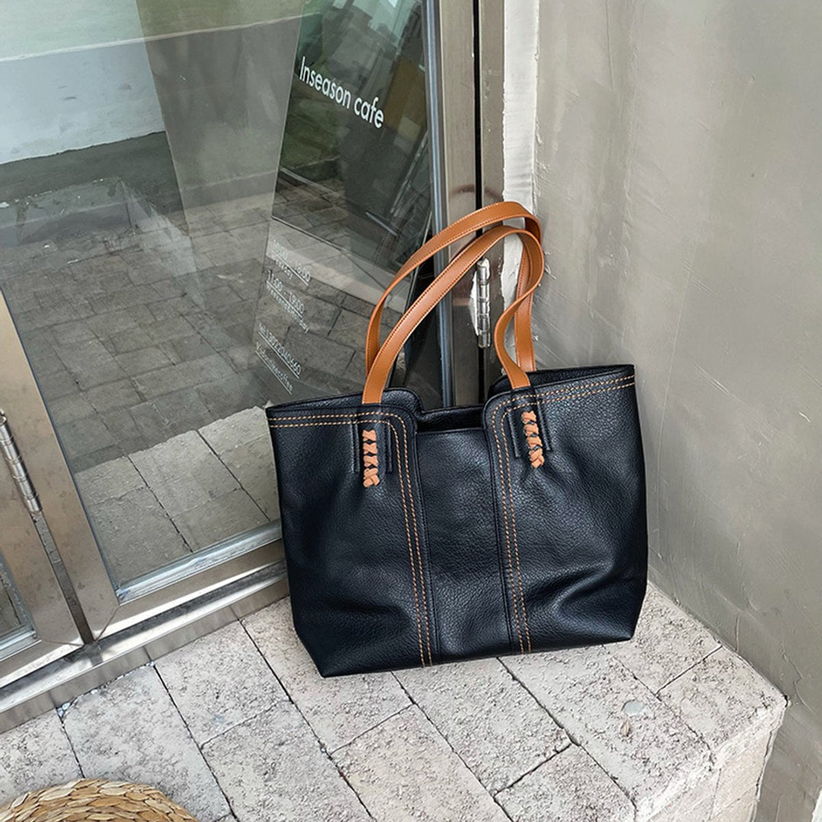 Women's Minimalist Faux Leather Structured Tote Bag - Schwarz