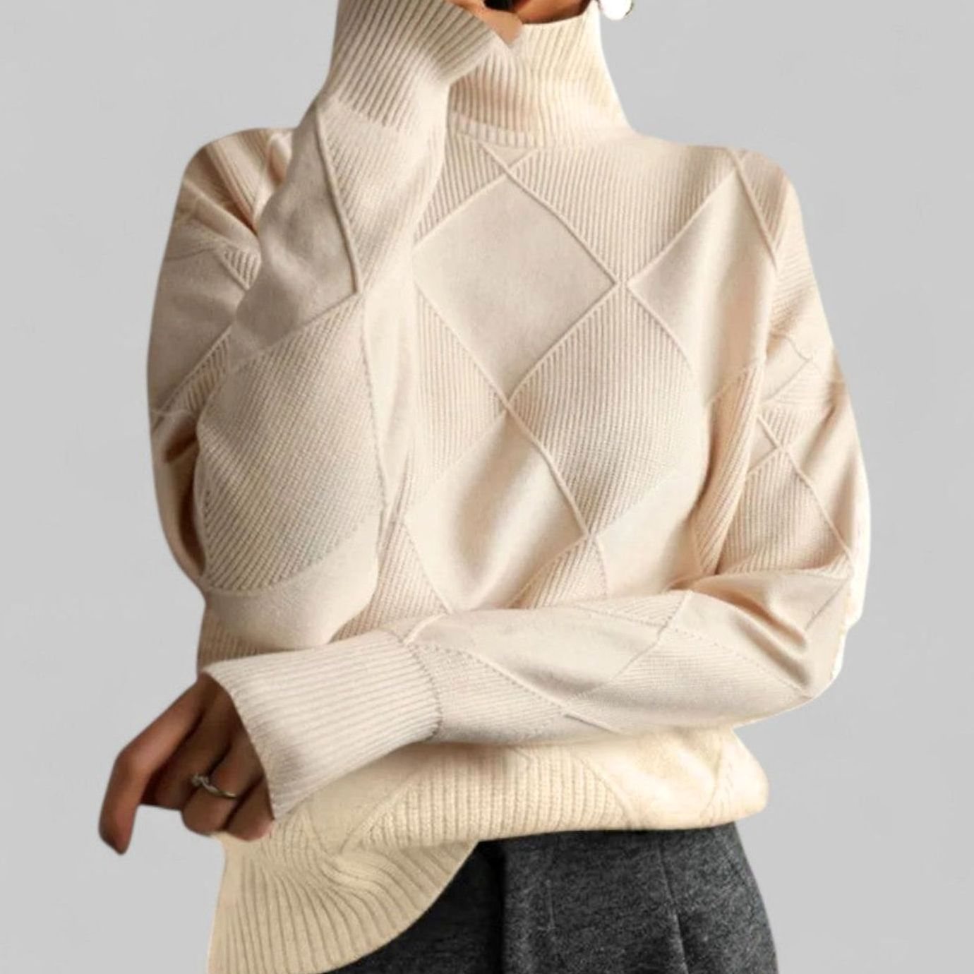 Women's Oversized Diamond-Knit Turtlenecks Sweater - Beige