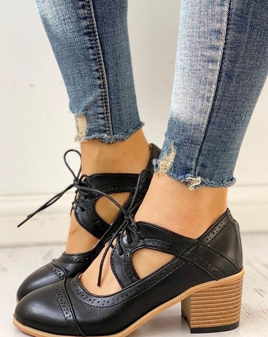 Women's Vintage Brogue Lace-Up Block Heel T-Strap Shoes - Black