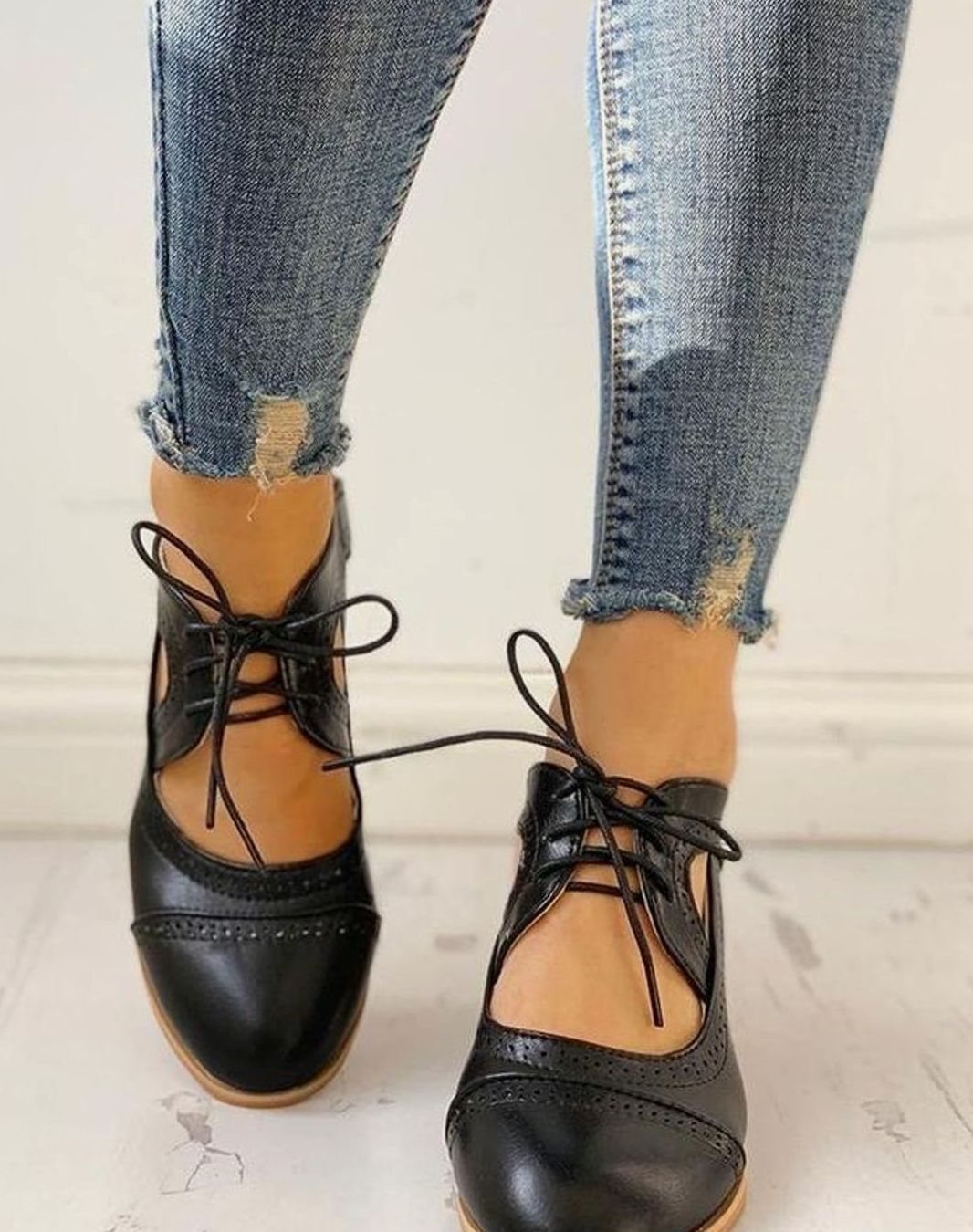 Women's Vintage Brogue Lace-Up Block Heel T-Strap Shoes