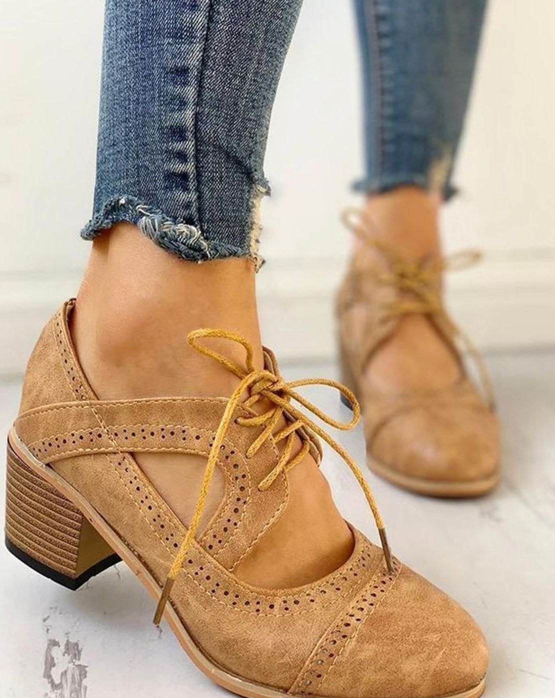 Women's Vintage Brogue Lace-Up Block Heel T-Strap Shoes - Beige
